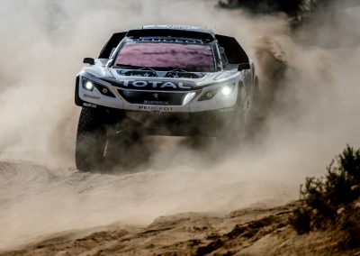Peugeot 3008 DKR Fahrt durch Sand bei Höchstgeschwindigkeit