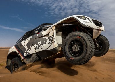 Peugeot 3008 DKR überfährt Sanddüne bei Ralley Dakar